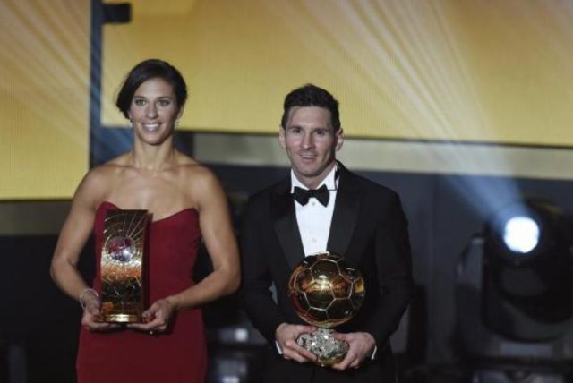 O argentino Lionel Messi e a norte-americana Carli Lloyd foram os vencedores da Bola de Ouro de 2015. Foto: EPA/Valeriano di Domenico/Agência Lusa
