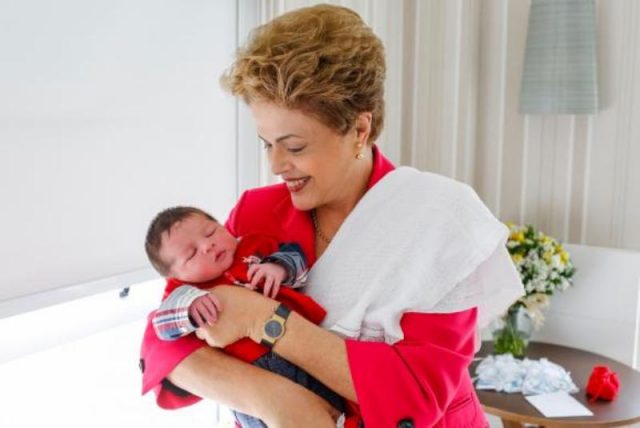 Presidente Dilma Rousseff com o seu segundo neto Guilherme. Foto: Roberto Stuckert Filho/PR