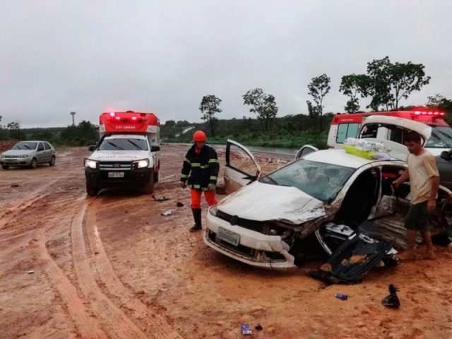 O motorista de um dos carros perdeu o controle da direção, invadiu a pista contrária e causou a colisão frontal (Foto: Reprodução / Jadiel Luiz/Blog do Sigi Vilares)