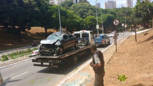 Carro cai de viaduto e deixa casal ferido. Foto: Juliana Montanha/Correio