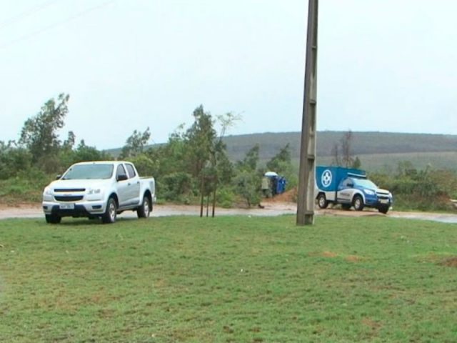 As vítimas foram encontradas às margens de uma estrada que liga a cidade ao município de Barra do Choça (Foto: Imagem/TV Sudoeste)