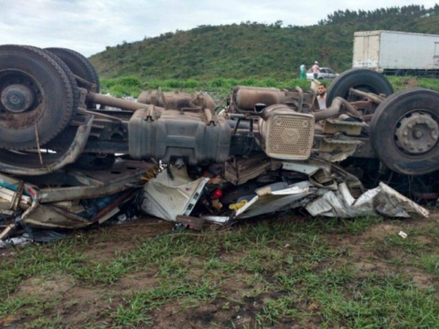  Motorista perdeu controle após desviar de carro que fez manobra brusca.  (Foto: Reprodução / Leandro Alves/Bahia10.com.br)