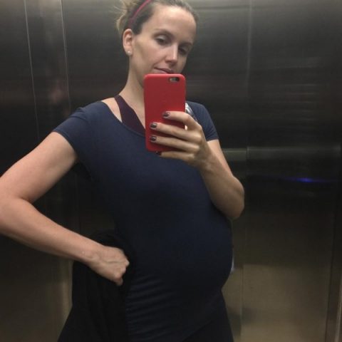 Mariana que está com quase nove meses de gravidez, postou uma selfie para mostrar que está com um barrigão (Foto: Reprodução/ Instagram)