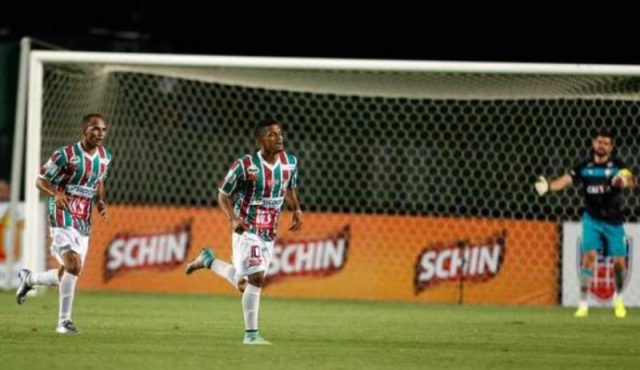o Fluminense de Feira  não se intimidou diante do adversário e uma arena com torcida contrária. (Foto: Reprodução / A Tarde)