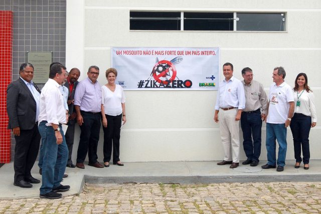 Autoridades visitaram a Moscamed, fábrica que produz Aedes aegypti transgênicos. Foto: GOVBA