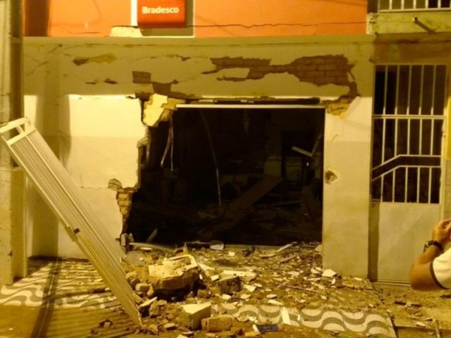 Bandidos explodiram agência do Bradesco em Jussara, na Bahia (Foto: Reprodução / Luciano Kastro/Blog Braga)