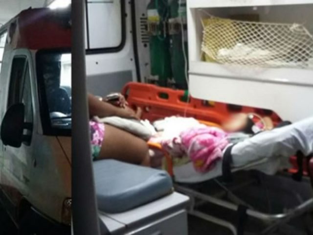 A menina foi levada por uma unidade do Samu até o Hospital Municipal de Teixeira de Freitas.  (Foto: Reprodução / itamaraju noticias)