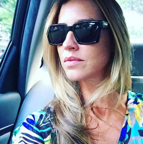 A atriz postou uma selfie sua no carro, usando óculos escuros, e escreveu: "#partiuPlayboy #quarentaModeloMusa #gratidao" (Foto: Reprodução/ Instagram)