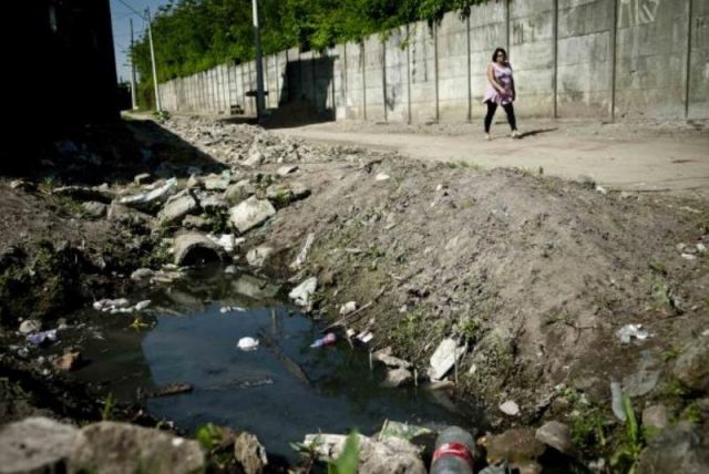 Em 2014, 57,6% dos brasileiros que vivem em áreas urbanas tinham acesso à rede de esgoto. Foto: Marcelo Camargo