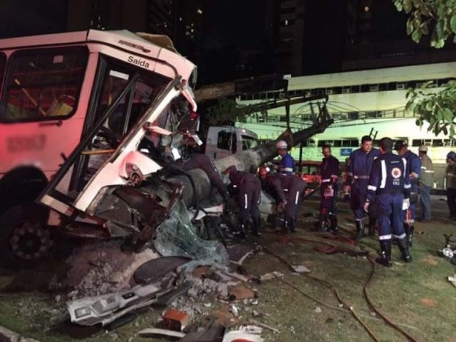 Samu informou que cerca de 20 pessoas ficaram feridas no acidente. Foto: Giana Mattiazzi/Tv Bahia.