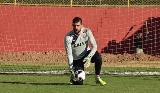 Fernando Miguel já treina normalmente e deve pegar Flamengo. Foto: Francisco Galvão/EC Vitória.