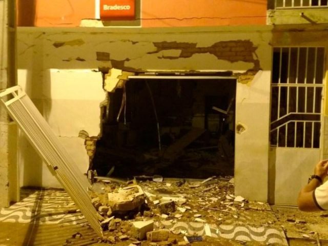 Bandidos explodiram banco no município de Jussara, em fevereiro. Foto: Reprodução/Luciano Kastro/Blog Braga.