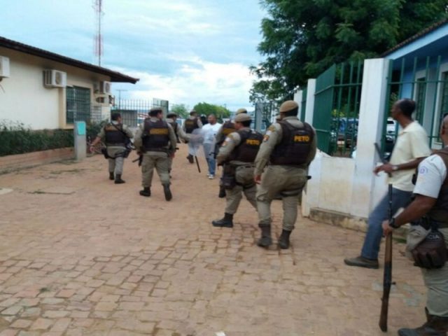 Polícia realiza buscas pelos fugitivos na manhã desta terça-feira (22). Foto: Blog do Sigi Vilares.
