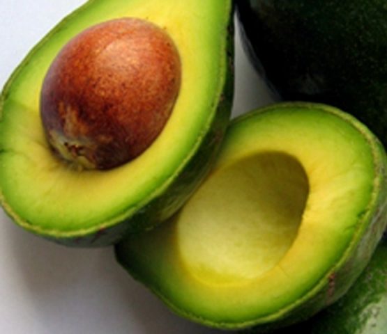 Abacate é rico em nutrientes, contém proteínas, ferro, hidrato de carbono e substâncias minerais. Foto: macetesdemae.com.