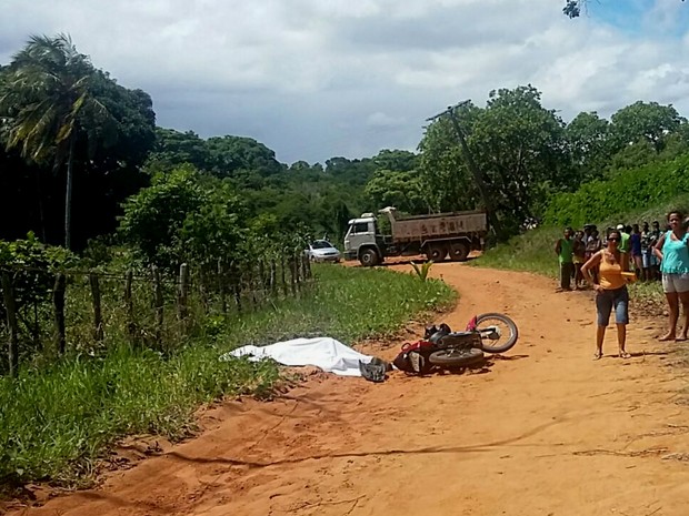 Idosa de 73 anos e rapaz de 23 anos morreram eletrocutados após um fio de alta tensão se romper e atingí-los em Maracaiúba, na Bahia (Foto: Arquivo Pessoal)