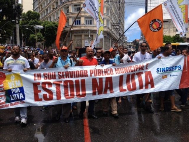 Protesto de servidores na Praça Castro Alves. (Foto: Natally Acioli/G1)