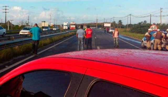 Manifestantes fecharam o acesso ao Polo Petroquímico. Foto: Reprodução/CUT Bahia.
