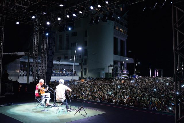 Multidão lota show de Caetano e Gil em Salvador. (Foto: Max Haack)
