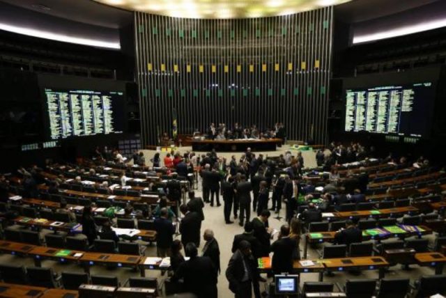 Foi a maior sessão da Câmara dos Deputados até hoje. (Foto: Valter Campanato/Agência Brasil)
