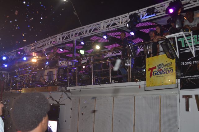 O cantor invadiu a Avenida com o trio que lançou chuva de prata e confetes na multidão (Foto: Olá Bahia)