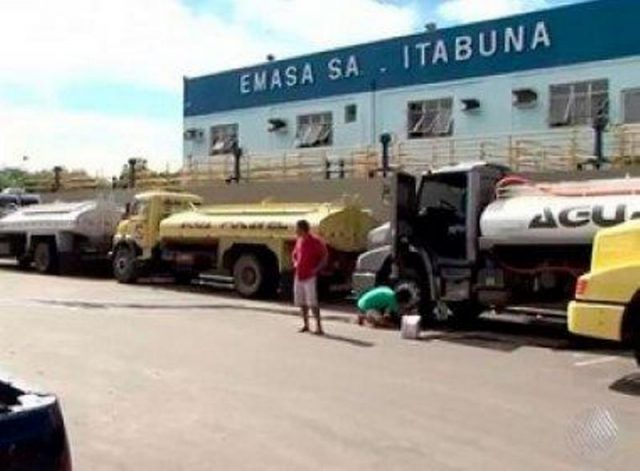 Caminhões foram contratados para amenizar a situação dos moradores. (Foto: Reprodução/TV Santa Cruz)