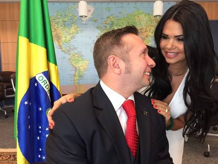 Milena é casada com o novo ministro do Turismo, Alessandro Teixeira. (Foto: Reprodução / Divulgação)