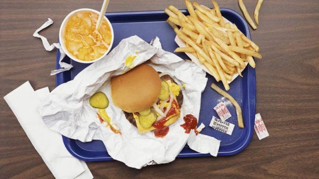 Estudo alerta para químico nocivo em comida de fast food. (Foto: Reprodução/Exame.com) 