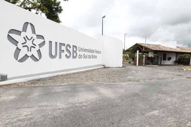 Os colégios universitários formam uma rede de unidades de ensino da UFSB, que funciona dentro de escolas da rede estadual da região sul da Bahia.  (Foto: Reprodução / Agecom)