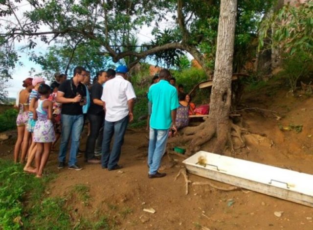 Garota foi encontrada em frente à própria residência por familiares.  (Foto: Vermelhinho da Bahia)