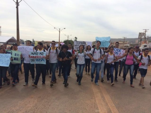 Estudantes protestam contra aumento da tarifa de ônibus em Barreiras. (Foto: Alexandre William/ TV Oeste)
