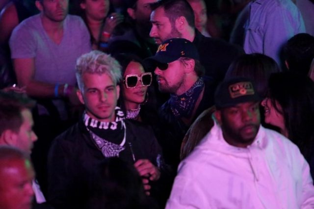 Cantora e ator curtiram o festival Coachella, no final de semana, e conversaram ao pé de ouvido (Foto: Reprodução / Getty Images)