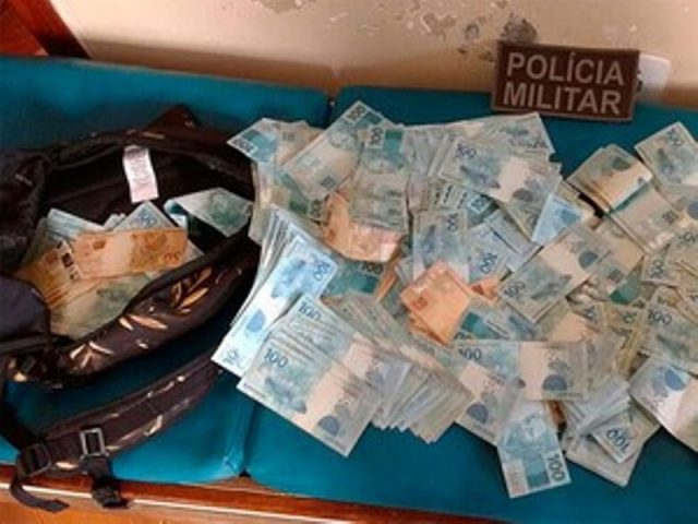 Dinheiro apreendido pela Polícia Militar com suspeitos de estelionato no sul da Bahia. Foto: Divulgação/PM.