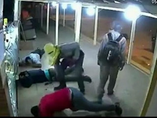 Vítimas do assalto precisaram ficar deitadas no chão. Foto: Imagem/Tv Bahia.