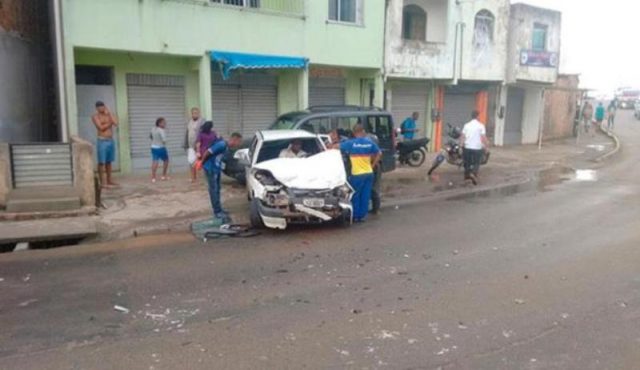 Motorista do Uno sofreu ferimentos na cabeça. Foto: Cidadão Repórter/A Tarde.
