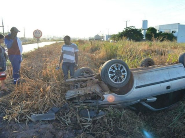Segundo a polícia, o motorista perdeu o controle do carro em uma curva. Foto: Wesley Santos/Blog do Sigi Vilares.