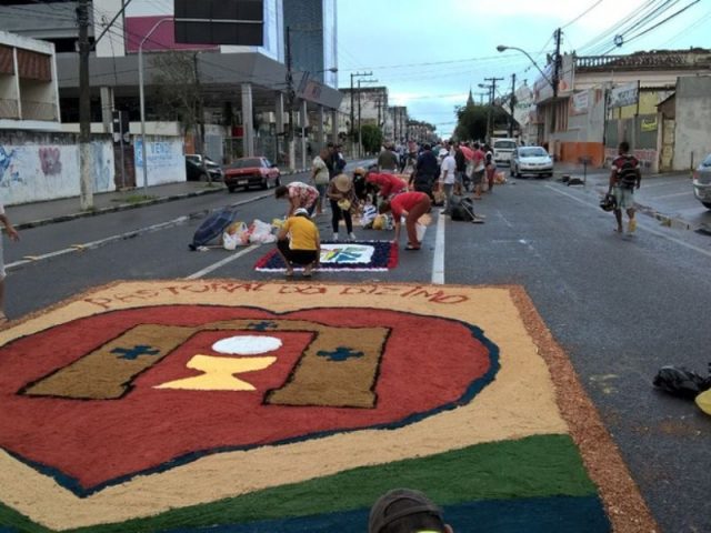Fiéis usam criatividade para montar tapetes coloridos. Foto: Ed Santos/Acorda Cidade.