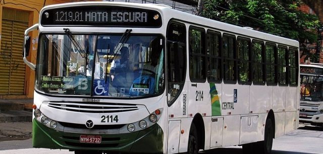 Temendo a ação de bandidos, motoristas e cobradores mudaram o trajeto dos ônibus no bairro. (Foto: Reprodução/Aratu Online)