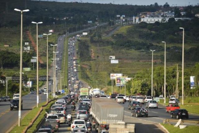Foi sancionada nesta terça (24) a lei que torna obrigatório o uso de farol baixo durante o dia nas rodovias. (Foto: Arquivo/José Cruz/Agência Brasil)