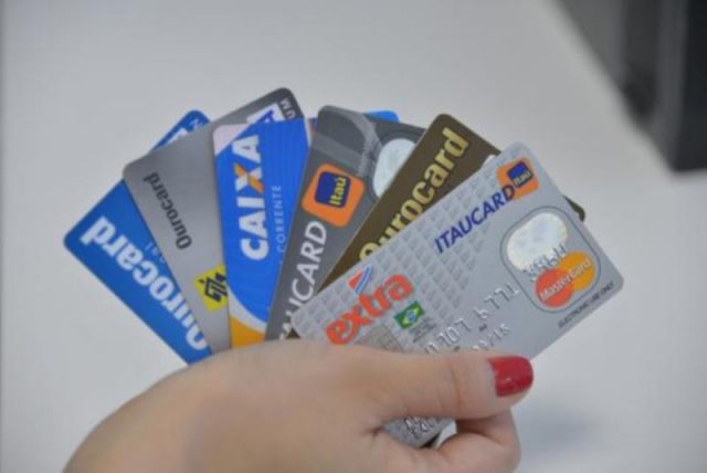 Consumidores terão nova opção no uso de cartões de crédito. (Foto: Arquivo Agência Brasil)