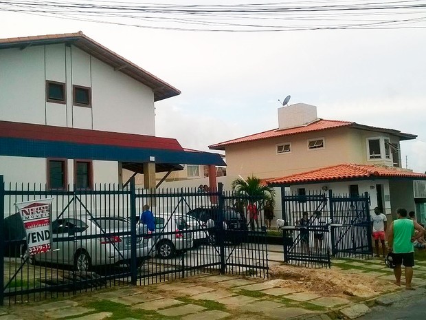 Condomínio onde delegado foi morto em Lauro de Freitas, região metropolitana de Salvador (Foto: Henrique Mendes/G1)