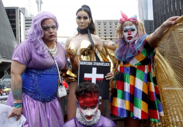 A modelo transexual foi muito abordada para tirar fotos com quem estava na manifestação (Foto: Reprodução / Celso Tavares / EGO)