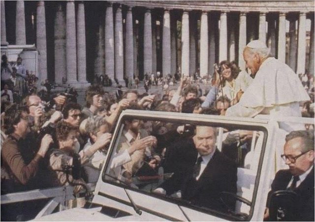 O terceiro segredo se tara do atentado sofrido por João Paulo II em 13 de maio (festividade da Virgem de Fátima) de 1981 na Praça de São Pedro (Foto: Reprodução / Google)