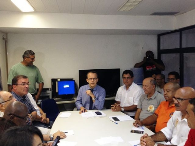 Rodoviários e empresas de ônibus de Salvador saem sem acordo de reunião. (Foto: Rafael Teles/G1)