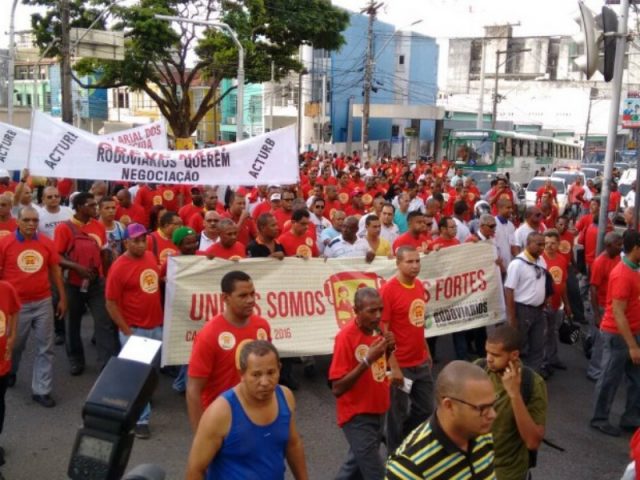 Rodoviários fazem passeata pelas ruas de Salvador (Foto: Ubiratan Passos/TV Bahia)
