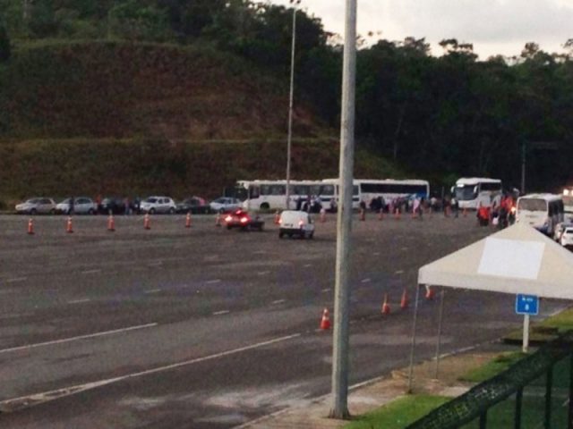 Segundo a polícia, um grupo de rodoviários fechou o trecho em protesto por segurança na região. Foto: Divulgação/Bahia Norte.