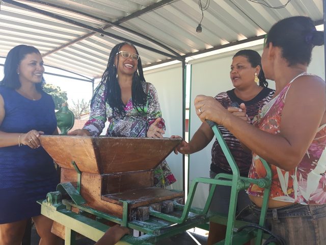 Trabalhadoras do município de Sento Sé recebem Casa de Farinha Móvel. (Foto: Maisa Amaral)