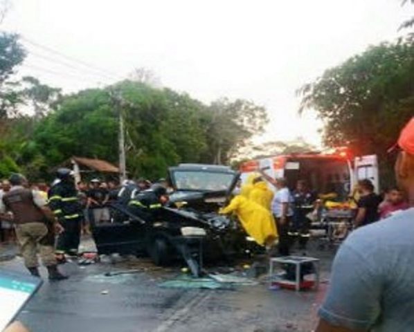 Acidente envolvendo uma kombi deixou dois mortos e 13 feridos na Bahia (Foto: Sulbahianews)