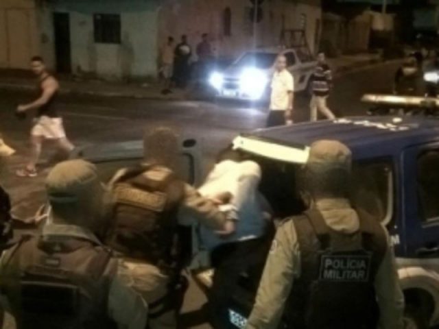 Suspeitos foram presos após perseguição da Polícia Militar (Foto: Divulgação / PM)