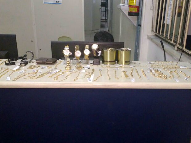 Peças folheadas a ouro e relógios foram apreendidos com suspeitos (Foto: Blog do Rodrigo Ferraz)