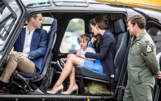Príncipe William e Kate Middleton, o pequeno herdeiro usou fone estiloso azul para conhecer modelos de aeronaves (Foto: RICHARD POHLE / POOL / AFP)